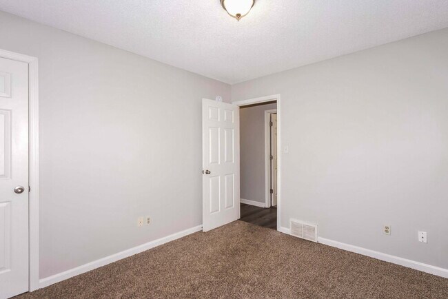 Building Photo - 8445 Clubview Dr