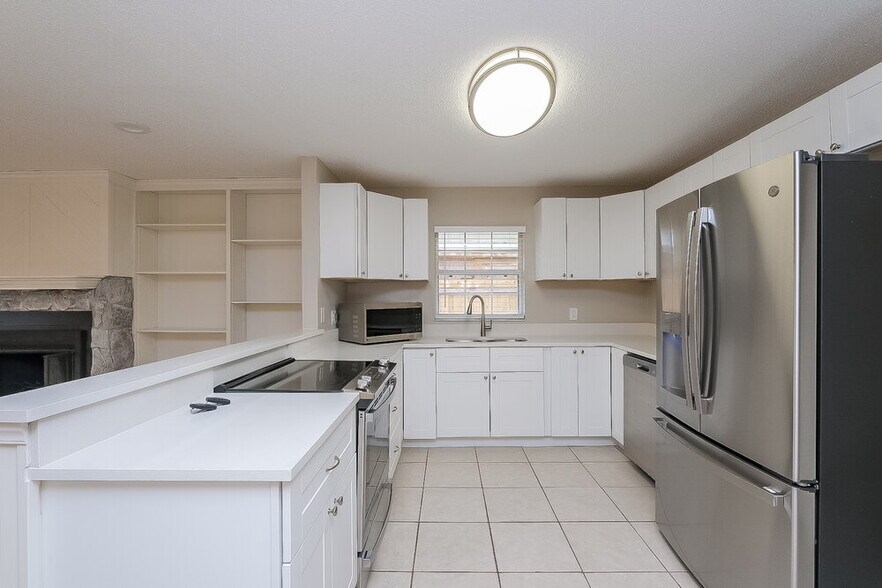 Building Photo - 15709 Squirrel Tree Pl