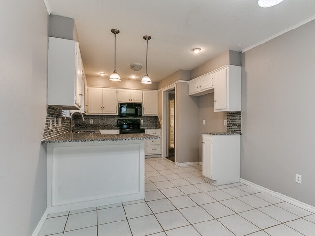 Building Photo - 205 N Rockypoint Dr