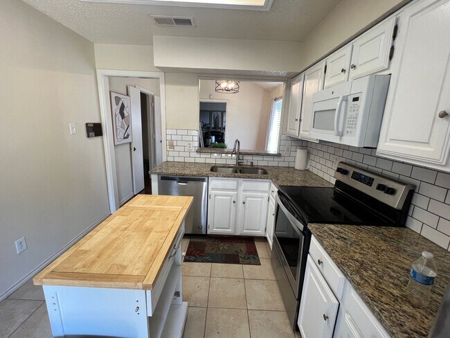 Building Photo - 3/2 Attached House in Wilshire Heights!