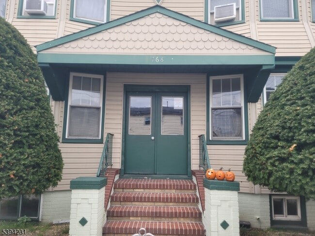 Primary Photo - 766-768 Hamilton St