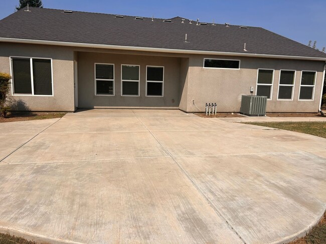 Building Photo - Beautiful home for rent in Visalia!