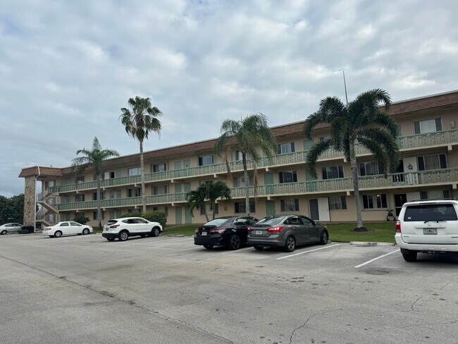 Building Photo - 700 Village Green Ct