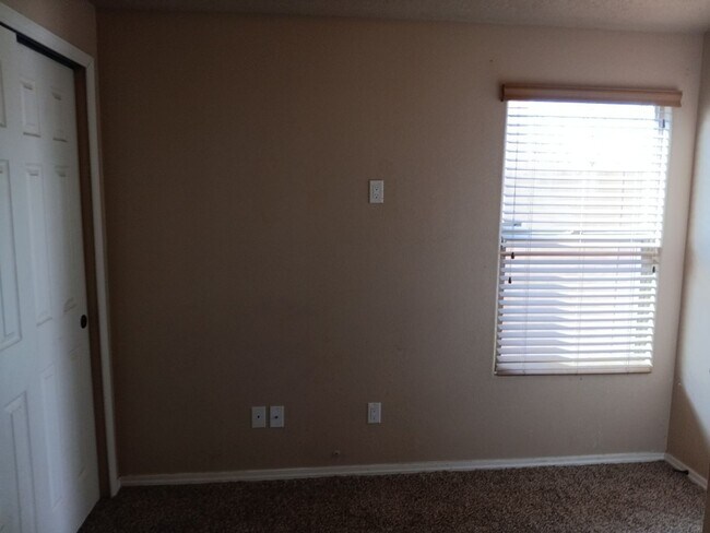 Building Photo - 4 Bedroom, 2 Bathroom! Lovely Home Coming Soon!