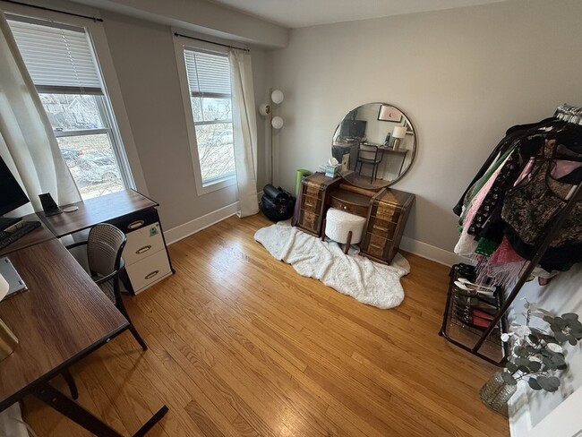 Building Photo - 2016 Linn Blvd SE