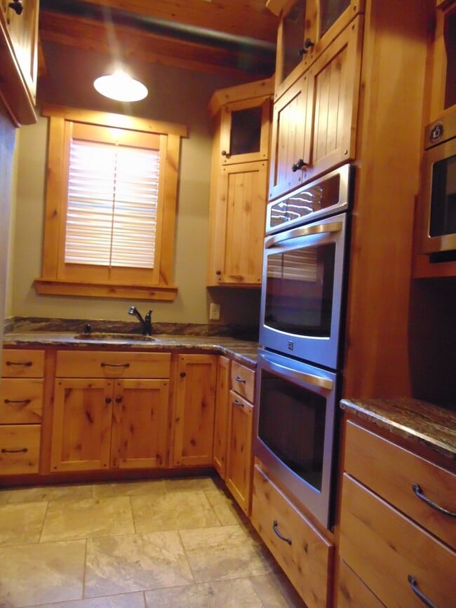 Building Photo - Majestic 3 Bed Mid MO Ranch!