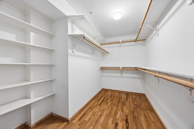 Building Photo - 215 W Norma St