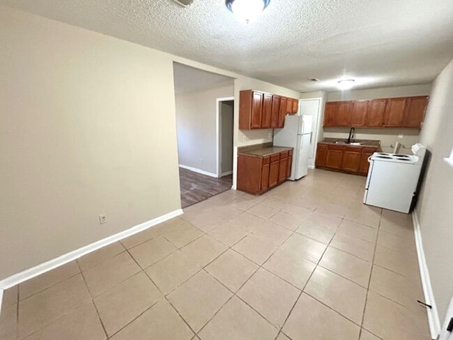 Building Photo - THREE BEDROOM HOME - CLOSE TO ALABAMA A&M