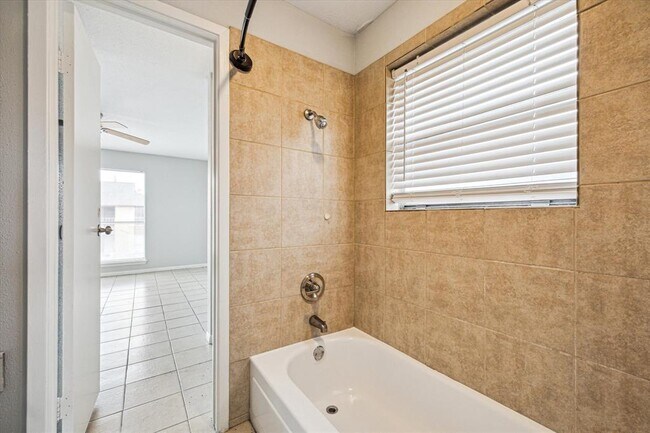 Building Photo - 4021 Briar Hollow Dr