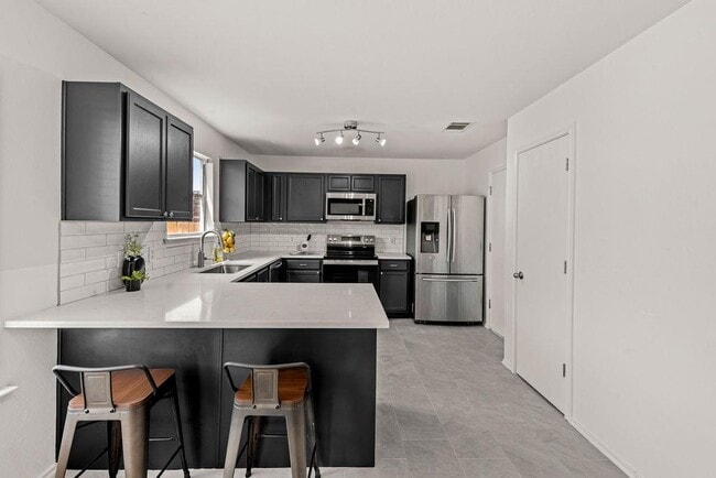 Building Photo - 525 Meadow Park Dr