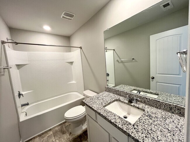 Building Photo - Beautiful Townhome in Columbia minutes to I-65!