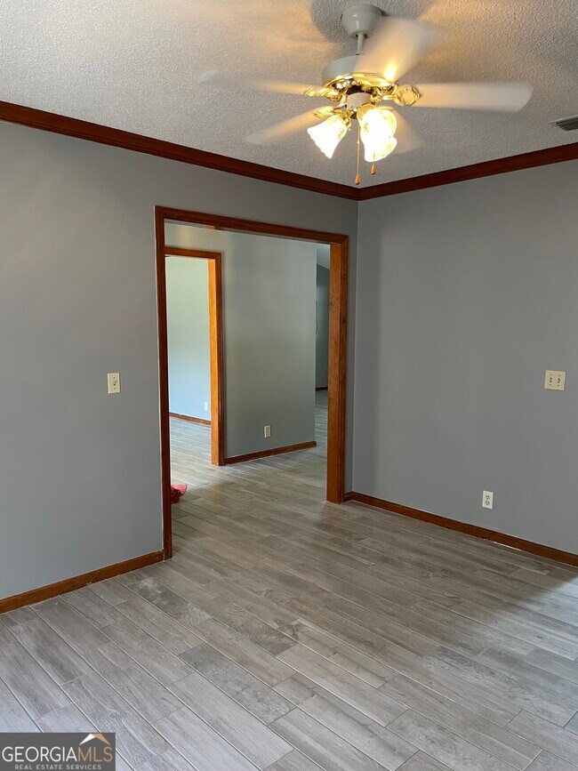 Building Photo - 211 N Woodvalley Dr