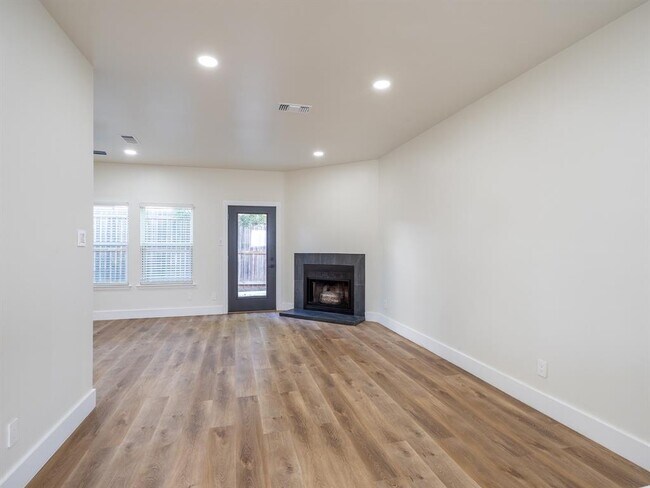 Building Photo - 210 Mockingbird Ln W