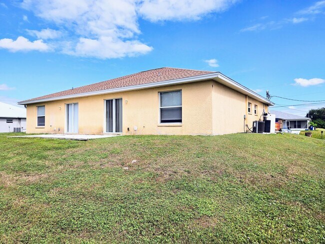 Building Photo - Nice 3 Bedroom Duplex in Lehigh Acres