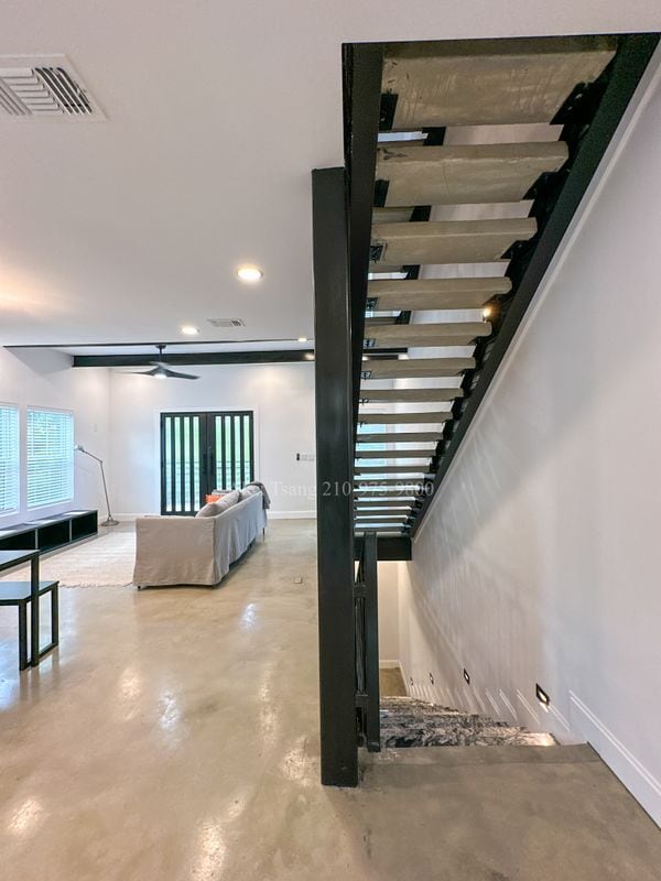 Building Photo - 218 S Olive St