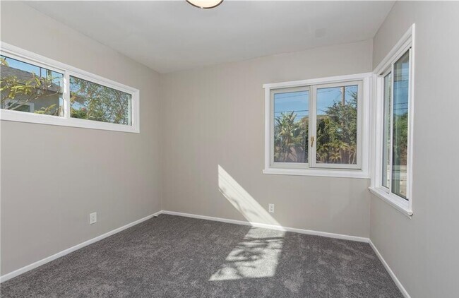 Building Photo - 535 Camino de Encanto