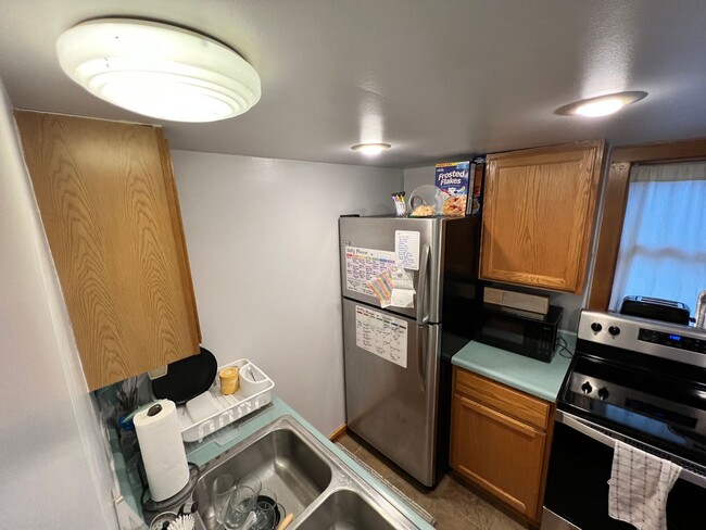 Building Photo - Updated 1 Bedroom Apartment – ½ Block from...