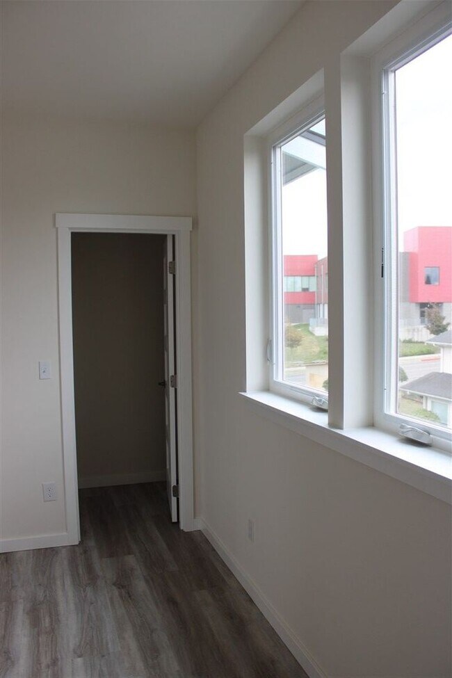 Building Photo - 2 bedroom 2 bathroom Brand New Triplex!