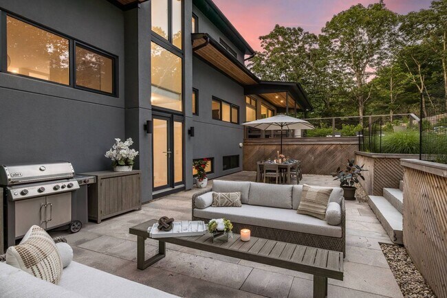 Building Photo - 32 Island View Dr W