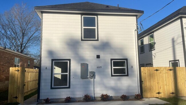 Building Photo - Beautiful house, perfect for families!!