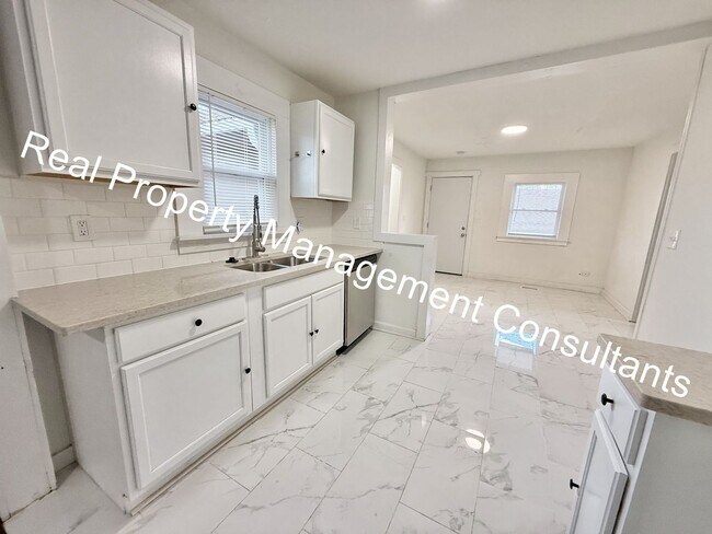 Building Photo - $500 off Frist Months Rent on Spacious 4 B...