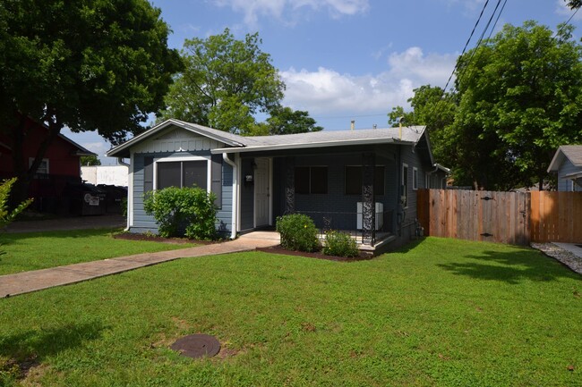 Building Photo - East Austin Home- Available for August!