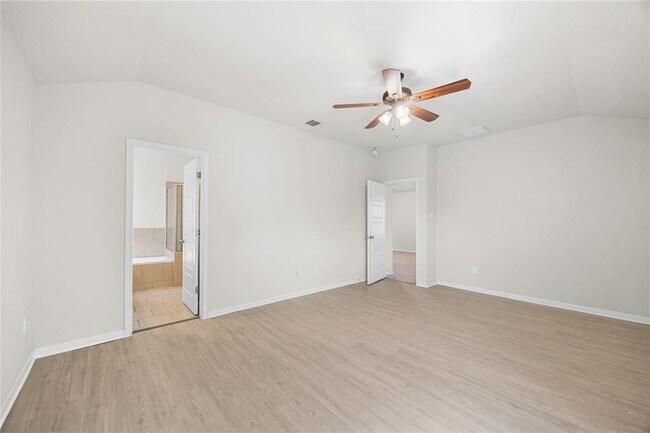 Building Photo - 5501 Bradford Pear Ln