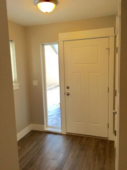 Building Photo - 926 Rosa Way