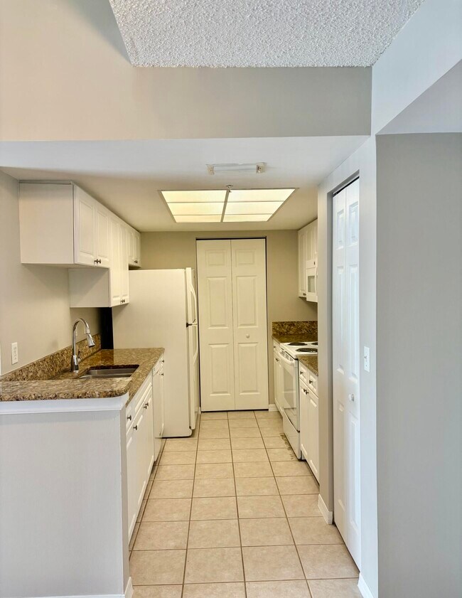 Building Photo - 900 Crestwood Ct S