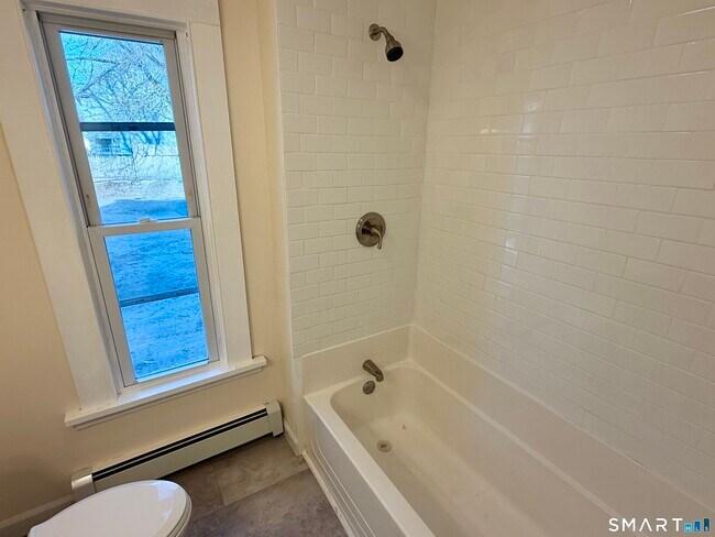 Building Photo - 690 Main St