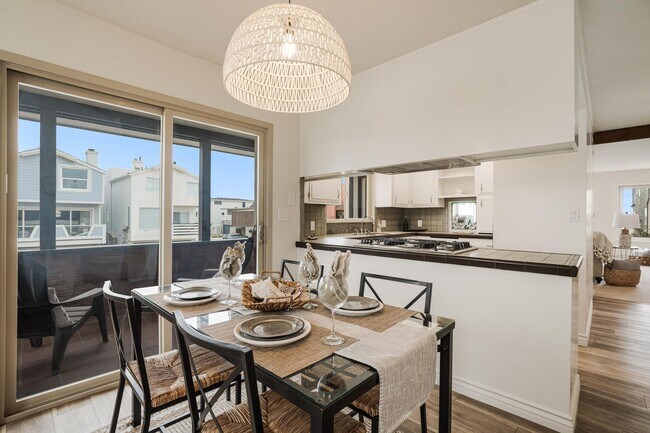 Building Photo - Oxnard Hollywood Beach Duplex