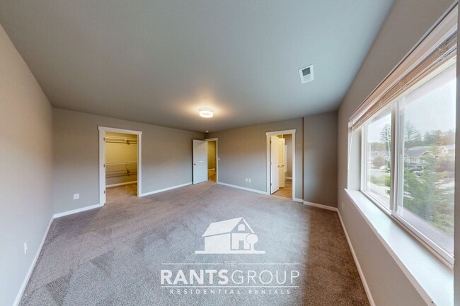 Building Photo - 694R