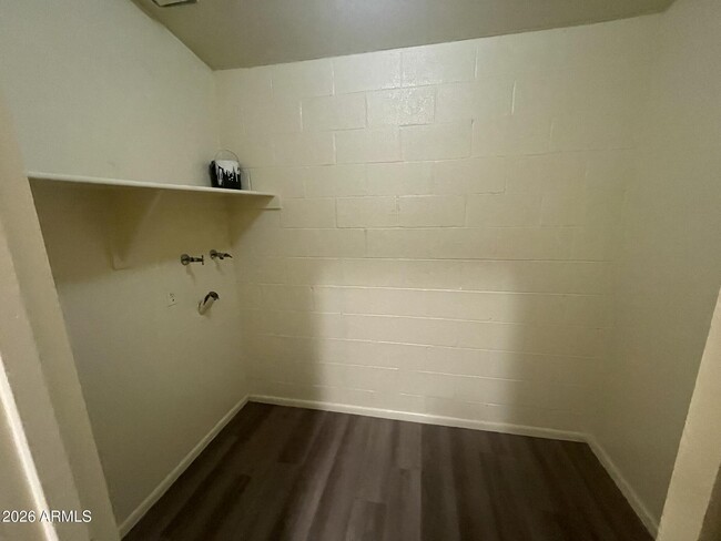 Building Photo - 727 S Hartford St