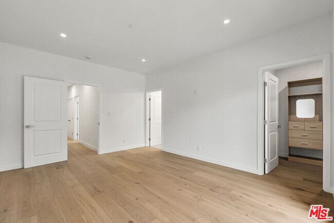 Building Photo - 824 N Orange Grove Ave