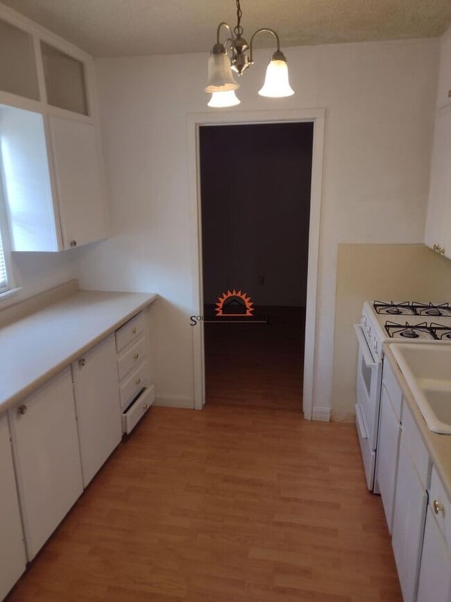 Building Photo - Large 1 Bed Apartment ALL BILLS PAID