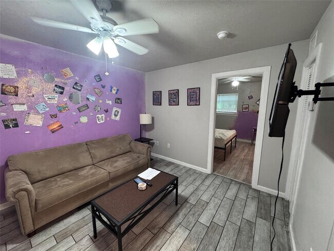 Building Photo - 901 Parmer Ave