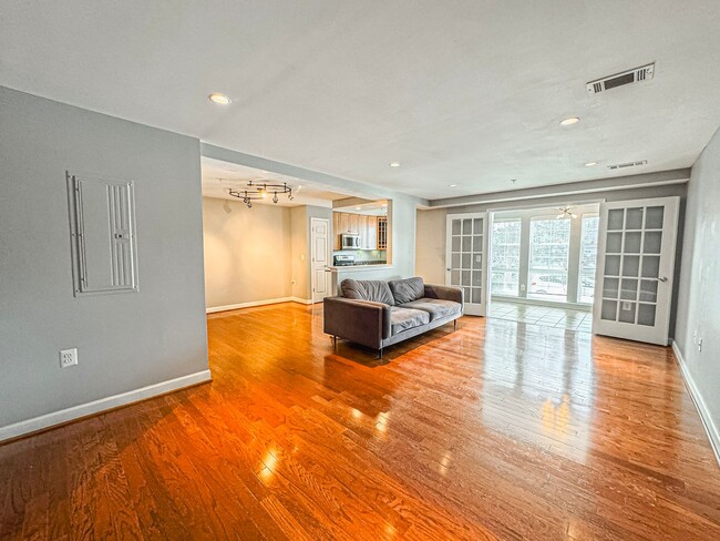 Building Photo - Gorgeous 2 Bed 2 Bath Condo With Sunroom I...