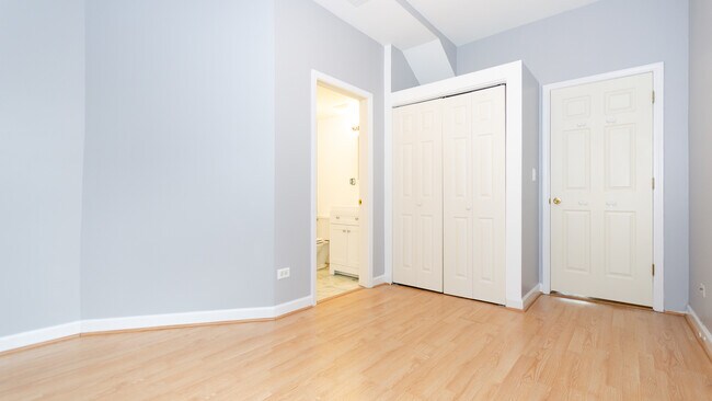 Building Photo - 1147 E 61st St
