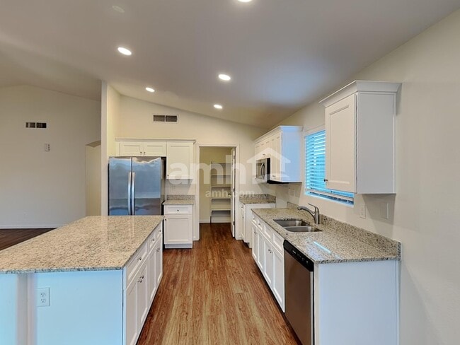 Building Photo - 3033 W Quail Ave