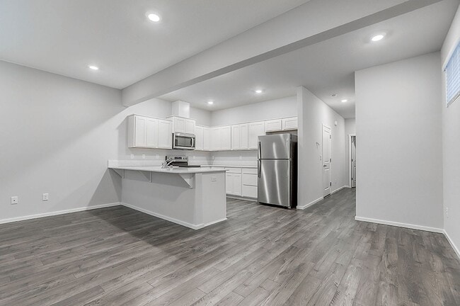 Building Photo - 3 Bedroom 2.5 Bathroom Home with Beautiful Finishes!!