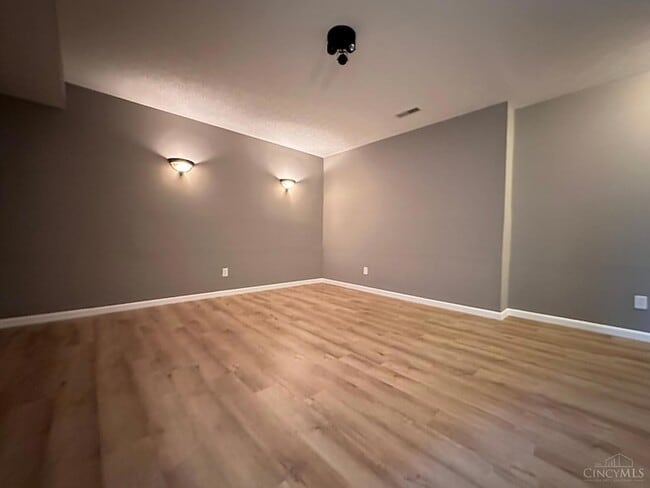 Building Photo - 5575 Glen Oak