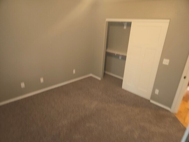 Building Photo - Beautiful Boulder Pointe Home! 3bd / 2ba + Office - No Students! - Small Pets Considered!! Avail....