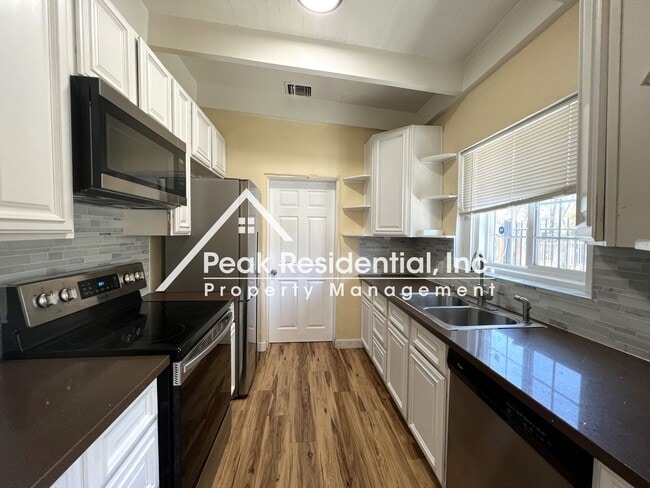 Building Photo - Charming 2bd/1ba Duplex- 5 Minutes From UC...