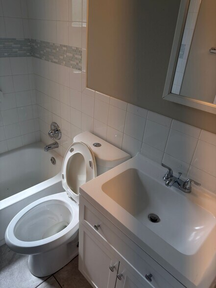 Building Photo - 6115 Avila Dr