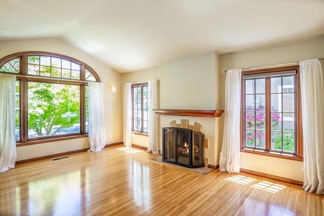 Building Photo - 1809 Versailles Ave