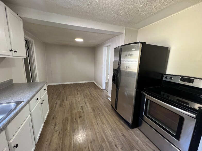 Building Photo - 912 E Skinner St