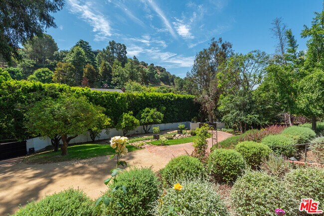 Building Photo - 9305 Hazen Dr