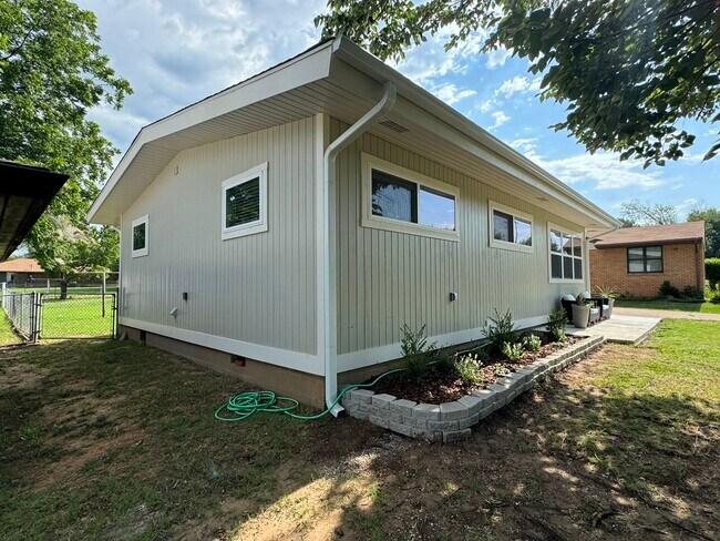 Building Photo - 1442 E Broadway St