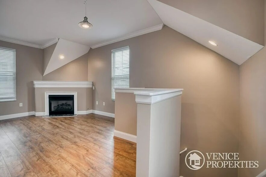 Living Room/Entryway - 1493 Chambers Rd