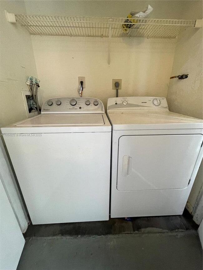 Building Photo - 2850 N Oakland Forest Dr